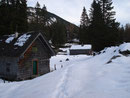 Durch den Schnee stapfend, durchquerte ich die obere Alm.