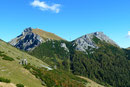 Ich ließ meinen Blick nochmals nach links Richtung Trenchtling schweifen. Mein erster Gedanke – Wer um alles in der Welt verschandelte dieses Gebiet? Mitten durch die wunderschöne Berglandschaft führen Hochspannungsmasten.