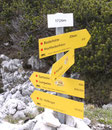 ... erreichten wir nach geraumer Zeit die Abzweigung Richtung Großer Höllkogel und Rieder Hütte. Wir wanderten rechts auf Weg Nr. 820 ...