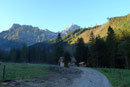 Einstweilen wir uns noch mit dem kühlen Schatten begnügen musste, durften sich die vor uns liegenden Bergspitzen (rechts Ennstalerspitz und links davon der Natternriegel) bereits an den ersten Sonnenstrahlen erfreuen.