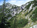 Auf diesem Bild kann man sehr gut den noch zu absolvierenden Wegverlauf erkennen. Links im Bild ist der Gipfel des Plassen bereits zu erkennen. Rechts vorbei an der Höhle ...