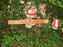 Wir wanderten den asphaltierten Wanderweg einige Höhenmeter empor bis wir zu dieser Weggabelung kamen. Wir folgten hier nicht den Rundweg ...