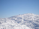 ... raschen Schrittes ging es weiter dem Hochleckenkogel entgegen. Rechts auf dem Bild ist das Gipfelkreuz des Kogels schon zu erkennnen und links das des Brunnkogels.