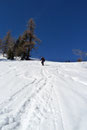 An manchen Stellen ging es aber schon ganz schön steil hinunter. Für uns drei Bergfexen eine gute Gelegenheit die „Schneeschuh-Rutsch-Technik“ zu perfektionieren.