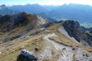 In „fast motion“ Manier eilten wir beide den 634er Weg zurück in die Scharte und fokusierten schon vom Weiten das Gipfelkreuz des Mittagskogels (2041m) an. 