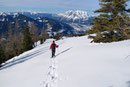 So jetzt war aber Schluss mit lustig,  so watschelten wir talwärts weiter. Aufgrund der Sonneneinstrahlung und der milden Temperaturen des frühen Nachmittags firnte der Schnee mehr und mehr auf, jedoch stellte es keinerlei größere Probleme dar.