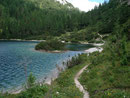 Wir marschierten den Wanderweg entlang des Sees bis wir zu den beiden kleinen Inseln gelangten.