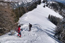 Auf dem wahrscheinlich lustigsten Abschnitt unserer heutigen „Schneeschuhtour“. So viel gelacht auf vergleichsweise so wenigen Höhenmeter hatte ich schon lange nicht mehr. Grins.