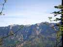 … links über einen Kamm mit traumhaften Ausblick auf das Höllengebirge, …