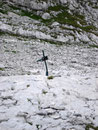 Vorbei am bekannten „Jungbauerkreuz“, das an einen Linzer Tourengeher erinnert, der hier spurlos verschwunden war, …