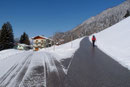 Zielstrebig zogen wir die geräumte Asphaltstrasse weiter empor. Wenige Meter höher erreichten wir eine Gabelung, an welcher wir uns rechts orientierten und zum obersten Gehöft Pernegger hochwanderten.