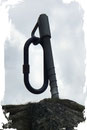 Rechts neben der Hütte, auf einer Anhöhe befindet sich eine riiiiesige  Eisschraube mit einem Karabiner.