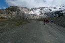 Das „Lustige Wanderquintett“ auf den letzten Metern zur „Madrischhütte (2818m)“. Rundherum war alles noch angezuckert vom Schneefall der letzten Tage vor unserer Ankunft hier in Sulden am Ortler.