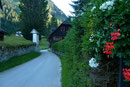 Mit einem Schmunzeln im Gesicht setzte ich meine Tour weiter fort. Der Straßenverlauf leitete mich vorbei am GH Gamsjäger und der Kirche schon wieder zum Ortsende. Ein Gasthaus, eine Kirche und nicht viel mehr als eine Handvoll Häuser war diese Ortschaft