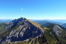 Eines kann ich auf jeden Fall berichten. Ein nettes kleines Gipfelkreuz auf einem 2000er und obendrein eine tolle Aussicht in alle Richtungen, wie hier hinüber zum Hochturm. Sogar die „lange Gasse“ konnte man erkennen.