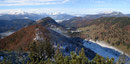 Ein Panoramablick auf die Hohe Nock, den Warscheneckstock und einen Tiefblick auf die Dörflermoaralm.