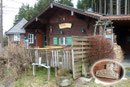 … zur Sonnterrasse der Hubertushütte auf der Födinger Alm. Nur was hilft eine Sonnenterrasse, wenn sich die Sonne hinter den Wolken versteckt.