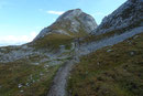 Die letzten Meter bis zur „Tauernscharte (2103m)“ bevor bei der Weggabelung …
