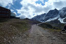 Als nächstes hieß es die Bergstation der Seilbahnen Sulden hinter uns zu bringen und somit auch den „Massentourismus“. Leider wurden wir eines anderen belehrt.  Fortan orientierten wir uns nach Weg Nr. 151 hinauf zur „Madritschhütte (2818m)“.