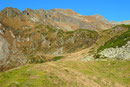 Ich ließ ihn aber einfach links liegen und wanderte hurtig, mäßig ansteigend die Grasrippe entlang in einen Kessel und über den steiler werdenden Steig  zum Abfluss des Mittleren Kaltenbachsees hinauf.