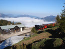 ... die Bergstation Schafbergalm erreichten. Hier schnaufte auch die berühmte Schafbergbahn das Erstemal an diesem Tage an uns vorbei.
