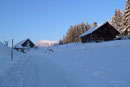 Auf der gegenüberliegenden Straßenseite der B166, vorbei am ehemaligen Hotel Dachsteinblick folgte ich der schneebedeckten Nebenstraße zu einer Ferienhütte und einer kleinen Kapelle hinauf.