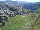 Ein Tiefblick auf den Weitwanderweg Nr. 201, der weiter zum Appelhaus führte und rechts hinten abwärts in die lange Gasse absteilte.