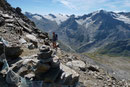 … weiter mit traumhaften Ausblick auf die Kulisse der umliegenden Bergspitzen, …