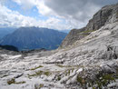 Von Stein zu Stein, von Block zu Block, einmal links vorbei, einmal rechts vorbei an den tiefen Schlünden in die Tiefe eilten wir trittsicher wie zwei Gämsen zurück Richtung Trawenghütte.