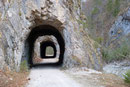 Diese wundervoll geführte ehemalige Waldbahnstrecke, die ja heutzutage nur mehr eine Schotterstrasse ist, führte mich durch einige Tunnels hindurch.