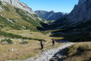 Zumindest schenkte uns jetzt die Sonne ihr wärmendes Lächeln. „Step by step“ wanderten Greti, Gerda, Eddie & ich die letzten Schwünge zum Rastpunkt Admonterhaus hinauf. Nur der „allradbetriebene“ Charly hatte es da wiederum viel leichter!