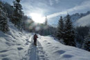 Mit zunehmender Höhe besserte sich dann die Schneelage jedoch rasch und unsere Truppe erreichte die von der Ebenalm herüberziehende Forststraße. Dieser wanderten wir nach rechts weiter …