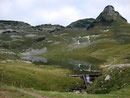 Wenige Minuten später hatten Roni und ich den wunderschön in die Landschaft eingebetteten Augstsee erreicht. Dahinter türmte sich der Atterkogel auf. Einen kurzen Augenblick ließen wir den  Anblick auf uns einwirken.