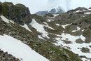 Anfangs umrundet man das Kapunitzköpfl (2815m) danach leitete der Steigverlauf unterhalb des Mullwitzköpfl  über ein letztes Schneefeld, bis es letztendlich noch mal ansteilte und in Kehren zur Hütte hinaufging.