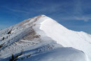 Dieser kurze, aber doch ziemlich abschüssige Abstieg zum Mölbeggsattel war sicherlich einer der Kriterien dieser Schneeschuhtour.  Vor mir baute sich jetzt der an der Windschattenseite stark überwächtete und breite Rücken zum Gipfel auf.