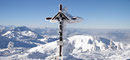 Tiefverschneit mit Schneeverwehungen lag das Gipfelkreuz des Hochleckenkogels vor mir!