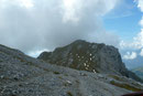Da auf die „Schartwand (2339m)“ noch kein offiziell markierter Wanderweg hinaufführt muss man etwas aufpassen um den Weg hinauf zu finden. Bei diesem Steinmännchen unbedingt dem oberen Steig folgen.