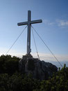 Das Gipfelkreuz des Helmeskogels