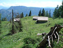 Zügig setzten wir unsere Wanderung fort, folgten dem Steig immer weiter talwärts bis zu den Hütten der Gößleralm. Weiter zwischen den Almhütten hindurch, …