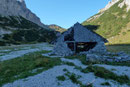 Auch wenn das Admonterhaus bereits zum Greifen war, sollte man sich hier keinesfalls täuschen lassen! Zuerst noch ein kurzer Abstieg in den Großen Seeboden (1431m), bevor dieser, wie ein grooooßer Fußballplatz wirkende Boden, überschritten wurde und …