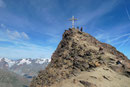 Voller Euphorie mobilisierten wir nochmals alle Kräfte und stiefelten die letzten Meter zum 3455m hohen, geräumigen Gipfeldach hinauf. In blauem Himmel getaucht nahm uns das Gipfelkreuz der Kreuzspitze in Empfang. 