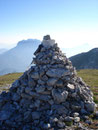 Ziemlich hurtig schritt ich weiter bergwärts und erreichte nach weiteren 100 Höhenmeter den Speikboden mit einem riesigen „Steinmandl“. Ach, was sag ich, es war ein gewaltiger Steinhaufen!!!