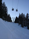 ... die Skipiste talwärts, unter der Seilbahn hindurch ...