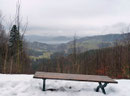 Die an Aussichtspunkten aufgestellten Bänke luden zum kurzen „Schauen“ ein. Die tiefhängenden Wolken und das NASS von oben vereitelten aber die heutigen Relaxpausen.