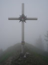 Ich lies mich nicht abhalten und wühlte im „Gatsch“ weiter nach oben und schon war auch der 1513m hohe Almkogel erreicht. Der Nebel hing tief, die Sicht war NULL!! Es passte einfach alles zusammen an diesem Tag!