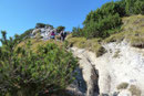 Zwischen einzelnen Latschenbüschen leitete der Wandersteig Nr. 634 in sandigen bis gerölligen, kurzen Links-Rechts-Schwüngen über den breiten Südrücken höher.
