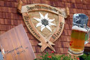 Im Gastgarten der Hütte ließen wir die Seele so richtig baumeln und genehmigten uns eine deftige Mahlzeit und einen wohlverdienten Schluck. Prost!
