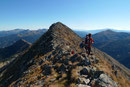 … letztendlich auf der Kammlinie bleibend, über Blockgestein zum Gipfel des Kleinen Bösensteins (2395m) an.