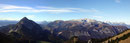 Von links nach rechts. Der „Bosruck (1992m)“, dahinter der „Grimming (2351m)“, rechts davon das „Warscheneckmassiv“ und ganz rechts außen das „Prielmassiv“. Was soll man dazu noch sagen. Einfach wunderschön!
