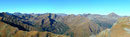 … auf die umliegende Bergwelt des Sölktals.